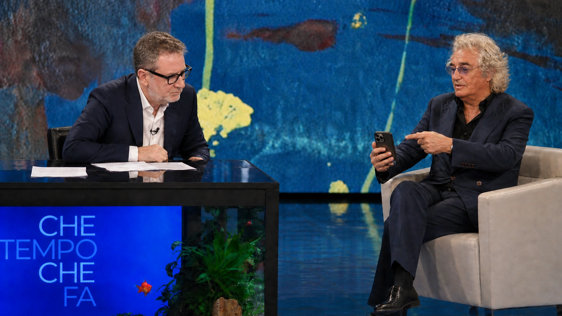 Il pubblico in studio si alza in piedi.